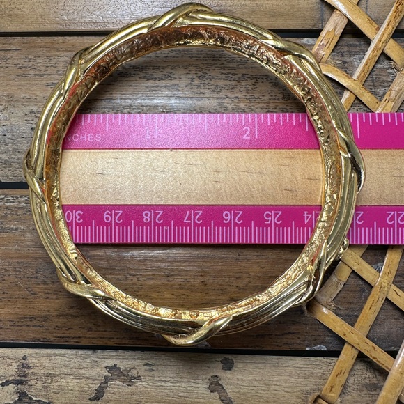 CHANEL vintage gold plated twisted CC bangle - Picture 8 of 16